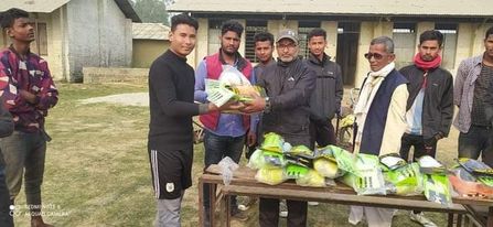 फतुवा विजयपुर ९ मा युवाहरुलाइ खेलकुद सामाग्री वडा सदस्य पौडेलले गरे बितरण