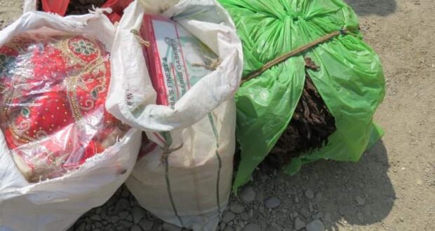 गरुडा प्रहरीद्वारा चोरी पैठारीको समानहरु भन्सार कार्यालय बुझाइयो