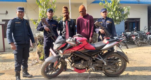 ईप्रका गरुडाद्वारा चोरीको मोटरसाइकल सहित दुई जना पक्राउ