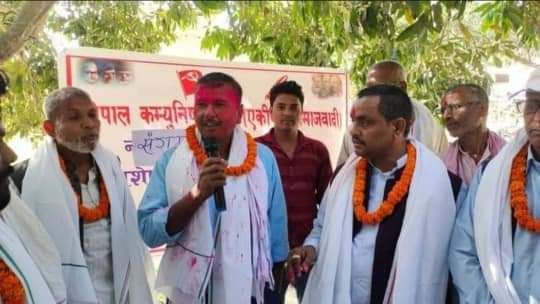 वृन्दवान-८ मा काँग्रेसबाट निर्वाचित भएका पुर्व वडा अध्यक्ष दिनानाथ महतो नेकपा एसमा प्रवेश।