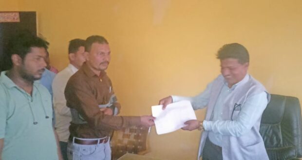 देवाही गोनाहि नपामा युवा नेता रूपेश पटेलको नेतृत्वमा बुझायाे ज्ञापनपत्र ।