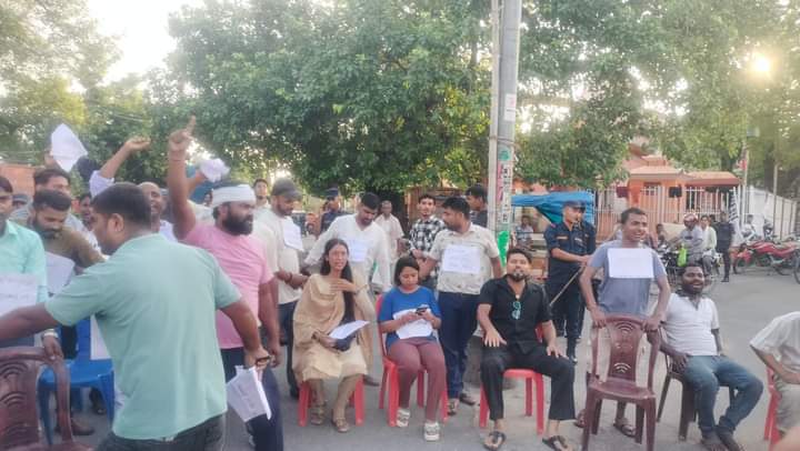 मधेश प्रदेशमा जम्बो मन्त्रीमण्डल विस्तार विरुद्ध जसपा नेपालका युवाहरुद्वारा कुर्सी लिएर विरोध प्रदर्शन ।