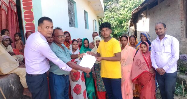 लक्ष्मी लघुबितिय संस्था लिमिटेड हर्षाहाद्धारा गरुडाका एक छात्रलाई छात्रबृति प्रदान ।