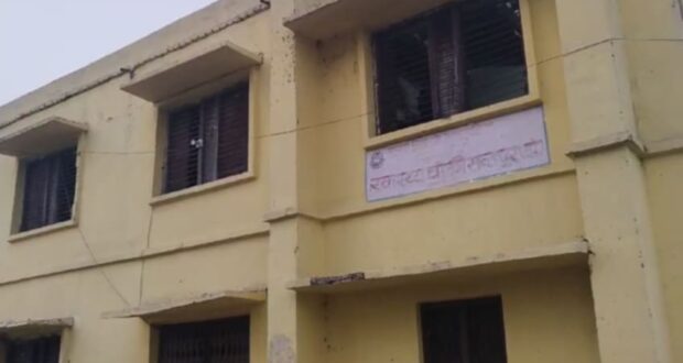 स्वास्थ्य चाैकी सन्तपुर दाे.मा डाक्टरले बिरामीहरुलाई थप पीड़ा दिदै ।