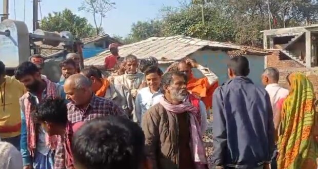 देवाही गोनाहीको पिपरामा ईस्टिमेट अनुसारको सिमेन्ट प्रयोग नगर्दा सडक ढलानमा अवरोध ।