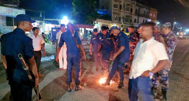 गौर घटनामा सर्वोच्चको आदेशपछि जसपा नेपाल रौतहटको कार्यकर्ताहरु द्वारा टायर बालेर प्रदर्शन 