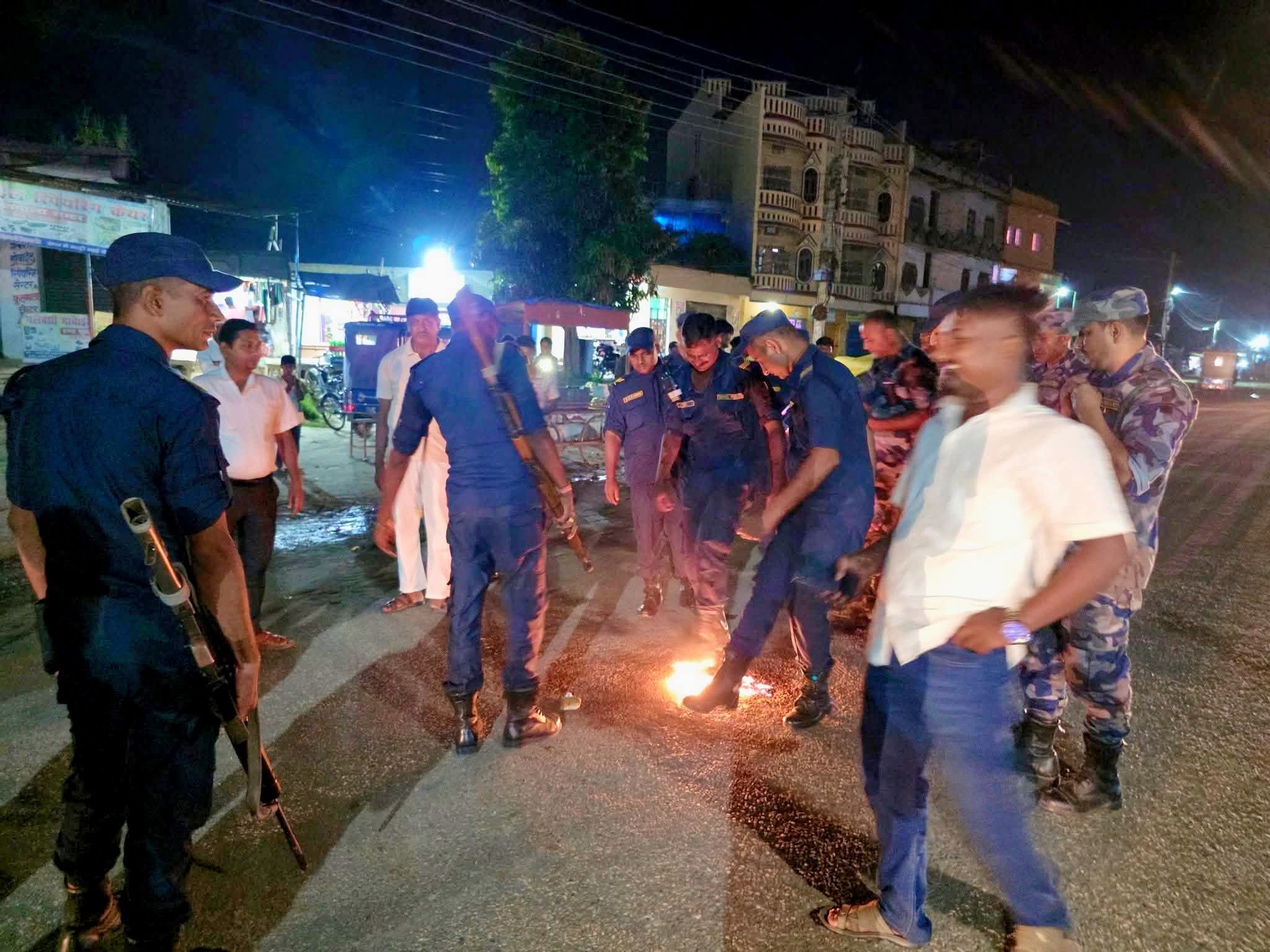 गौर घटनामा सर्वोच्चको आदेशपछि जसपा नेपाल रौतहटको कार्यकर्ताहरु द्वारा टायर बालेर प्रदर्शन 