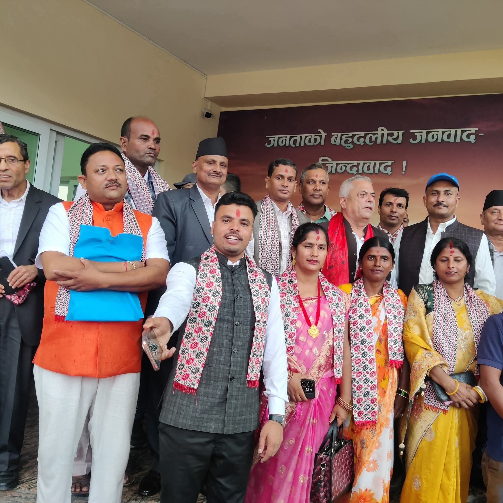 आजपाका वरिष्ठ उपाध्यक्ष साह सहित दर्जनौं शीर्ष नेता एमालेमा प्रवेश