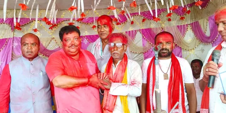 सर्लाहीको बसवरियामा विभिन्न पार्टी परित्याग गरि १०० जना कांग्रेसमा प्रवेश