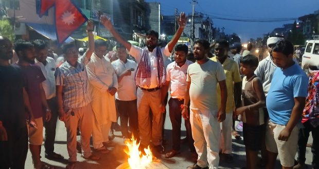 गरुडामा जेनजीहरूको टायर बाल्दै प्रदर्शन, आन्दोलनको चेतावनी