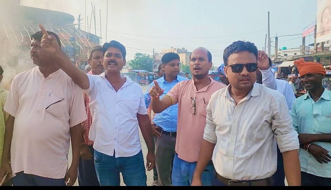 काठमाडौंमा जेनजी युवाहरूको मृत्यु प्रकरण : गौरमा जसपाद्वारा टायर बालेर प्रदर्शन