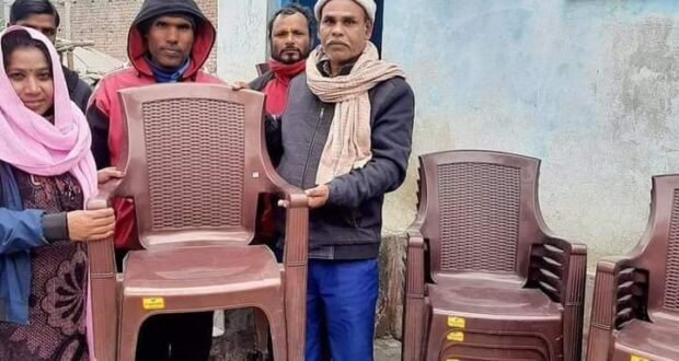 वडा अध्यक्ष खेदु मुखियाद्वारा युवा क्लबलाई कुर्सी सहयोग