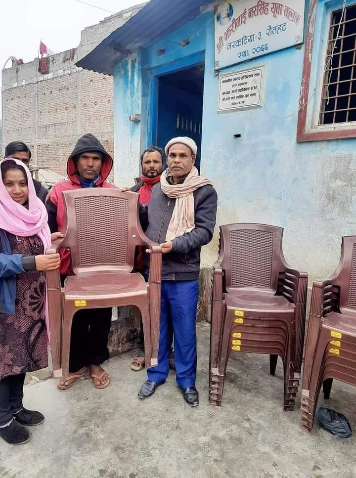 वडा अध्यक्ष खेदु मुखियाद्वारा युवा क्लबलाई कुर्सी सहयोग