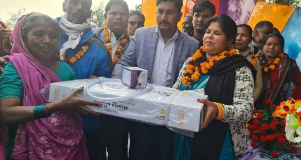 “धुवाँ चुल्हो मुक्त अभियान“ अन्तर्गत गुजाराको वडा नम्बर ८ र ९ मा ७५० परिवारलाई ग्यास सिलिन्डर तथा चुल्हो वितरण