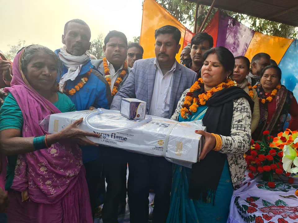 “धुवाँ चुल्हो मुक्त अभियान“ अन्तर्गत गुजाराको वडा नम्बर ८ र ९ मा ७५० परिवारलाई ग्यास सिलिन्डर तथा चुल्हो वितरण