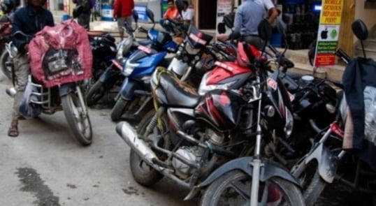 सवारी साधनको अस्त–व्यस्त पार्किङले रौतहटका बजार कुरुप बन्दै