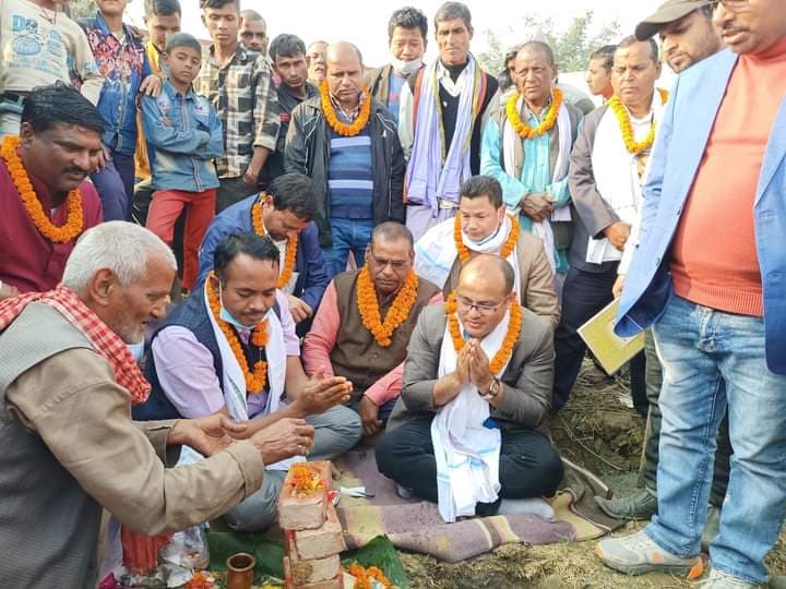 नगरप्रमुख कुशवाहाद्धारा कटहरियामा ढल निकासको शिलान्यास