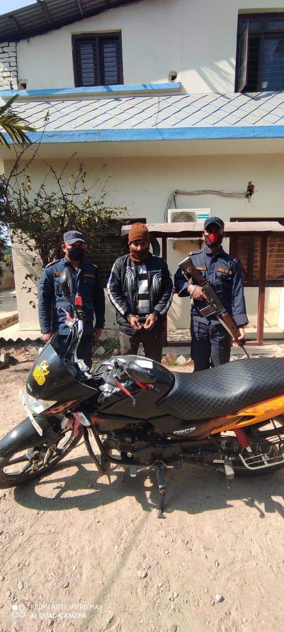 ईप्रका गरुडाद्वारा मोटरसाईकलसहित मानिस आवश्यक कार्यवाहीको लागि भन्सार कार्यालय पठाईयो
