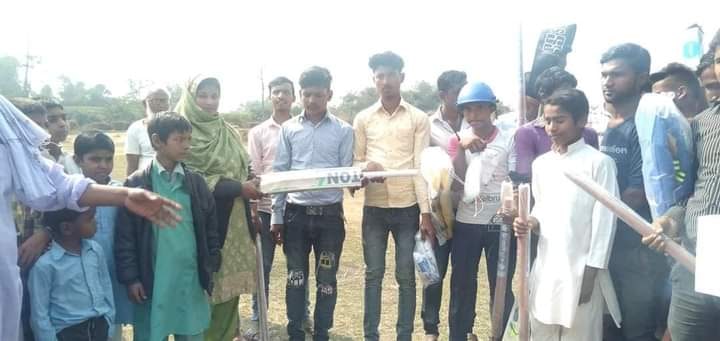 गुजराकी उप प्रमुख खातुनद्वारा खेलाडीहरुलाई क्रिकेट सामग्री वितरण