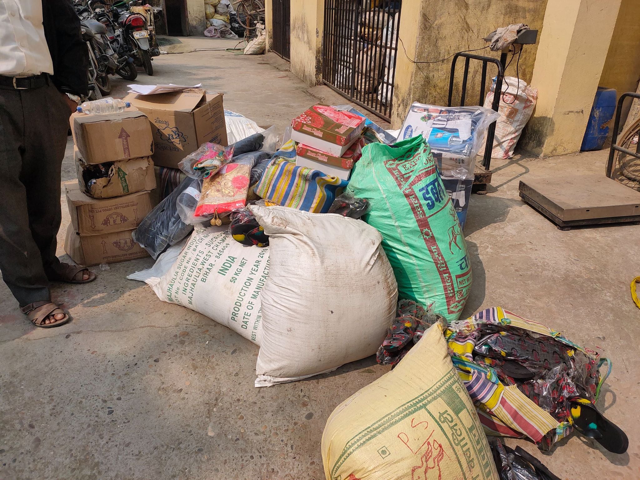 रौतहट प्रहरीद्धारा करिब ३ लाखको भन्सार छलीका विभिन्न सामग्री भन्सार कार्यालय पठाइयो