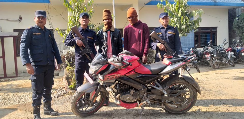 ईप्रका गरुडाद्वारा चोरीको मोटरसाइकल सहित दुई जना पक्राउ