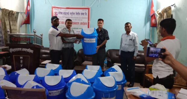 ग्लोबल आइएमई लघुवित्त महेन्द्रनगरद्वारा सरसफाई तथा डस्टविन हस्तान्तरण कार्यक्रम सम्पन्न