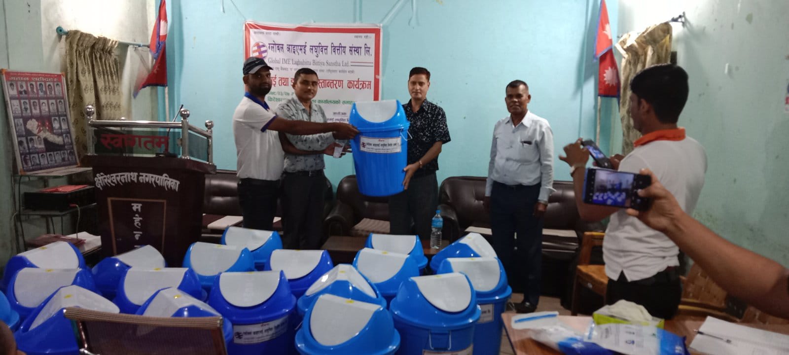 ग्लोबल आइएमई लघुवित्त महेन्द्रनगरद्वारा सरसफाई तथा डस्टविन हस्तान्तरण कार्यक्रम सम्पन्न