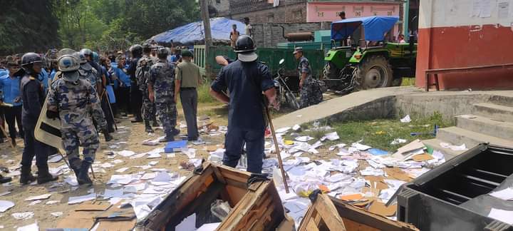 बौधिमाई नपाको कार्यालय सहित मेयर चढने गाडी विद्यार्थीद्वारा तोड़फोड़, प्रहरीद्वारा अश्रुग्यास प्रहार