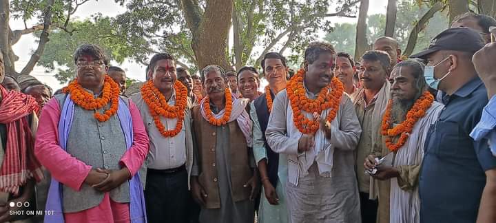 प्रभु साहके साथे सत्यनारायण भगत कररहल छत चुनावके प्रचार