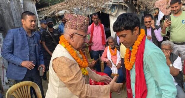 गौरके टिकुलियामे माधव कुमार नेपालद्वारा एक सय जनेके कएल गेल हए पार्टीमें स्वागत ।