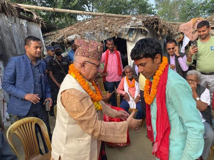 गौरके टिकुलियामे माधव कुमार नेपालद्वारा एक सय जनेके कएल गेल हए पार्टीमें स्वागत ।