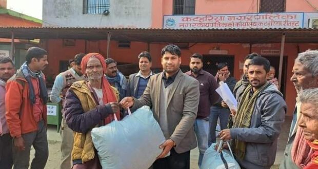 चिसोबाट छल्नका लागी कटहरिया न.पा.को नगर प्रमुख जयसवालले गरे कम्बल वितरण
