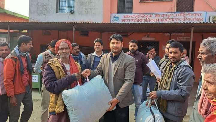 चिसोबाट छल्नका लागी कटहरिया न.पा.को नगर प्रमुख जयसवालले गरे कम्बल वितरण