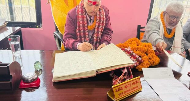 गुजरामा नयाँ कार्यालय प्रमुखको जिम्मेवारी सम्हाले उपसचिव महर्जन ।