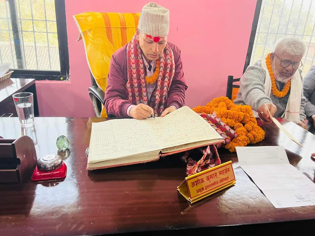 गुजरामा नयाँ कार्यालय प्रमुखको जिम्मेवारी सम्हाले उपसचिव महर्जन ।