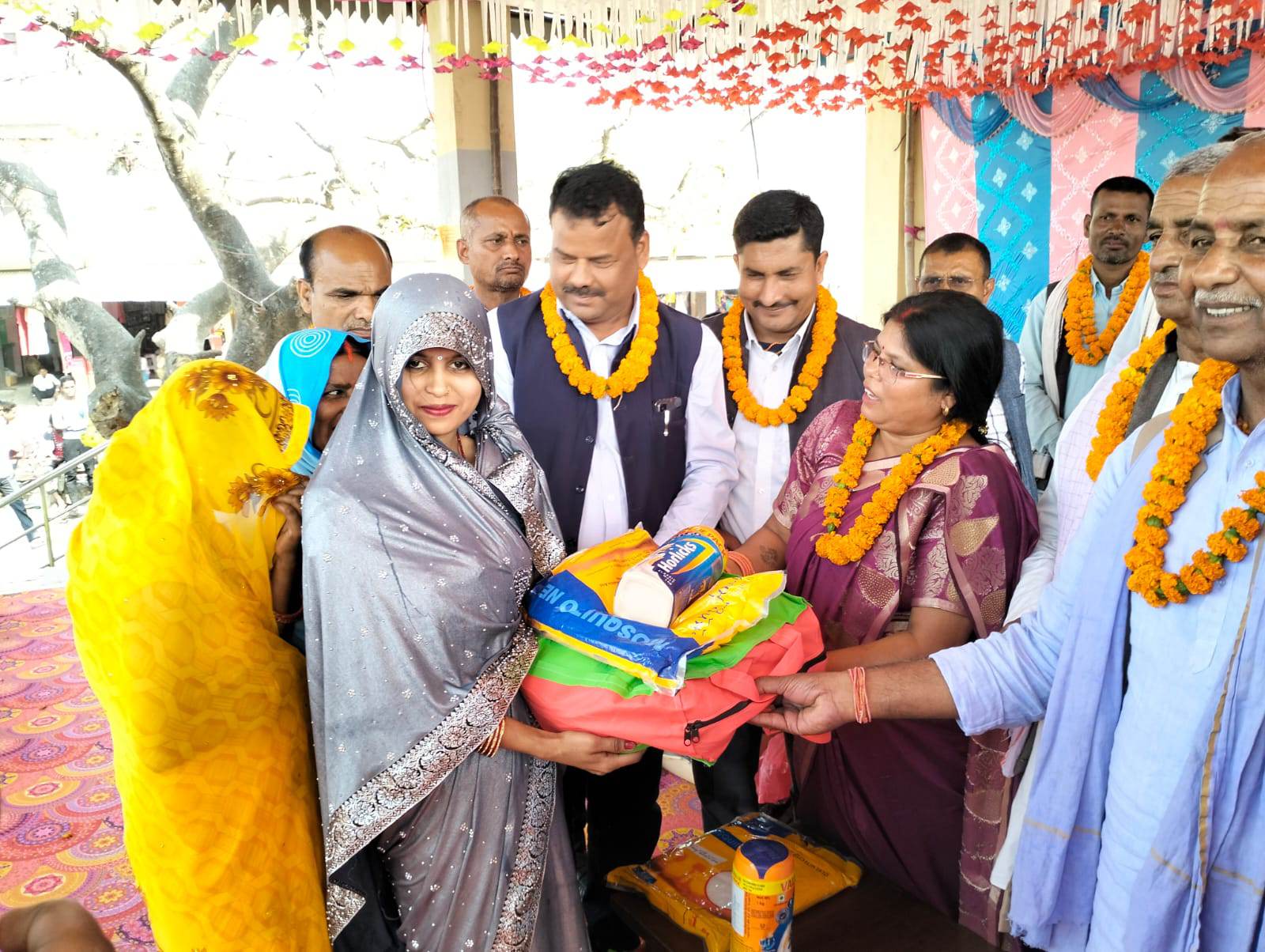 बहुक्षेत्रीय पाेषण याेजना अन्तर्गत माैलापुरमा आमाहरूलाई पाेषण सामाग्री वितरण