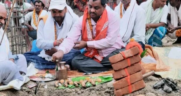 बृन्दावन ८ मा दलित सामुदायिक भवनको मेयर कुर्मी द्वारा शिलान्यास