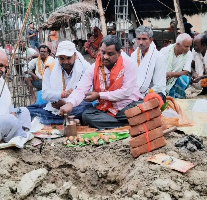 बृन्दावन ८ मा दलित सामुदायिक भवनको मेयर कुर्मी द्वारा शिलान्यास