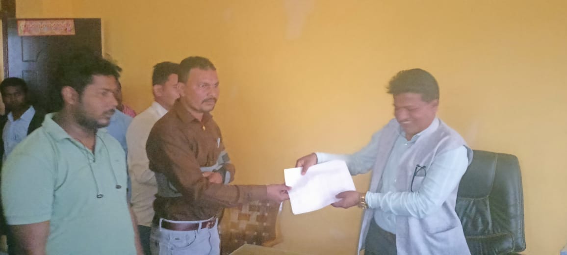 देवाही गोनाहि नपामा युवा नेता रूपेश पटेलको नेतृत्वमा बुझायाे ज्ञापनपत्र ।