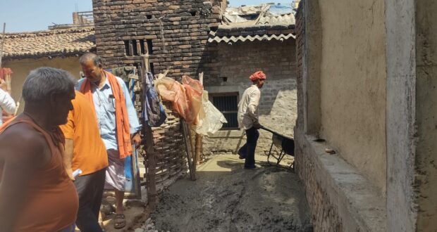 परोहा–६ बसन्तपट्ठीमा वडाअध्यक्ष कुर्मीद्घारा ढलानको कार्य धमाधम हुदै ।