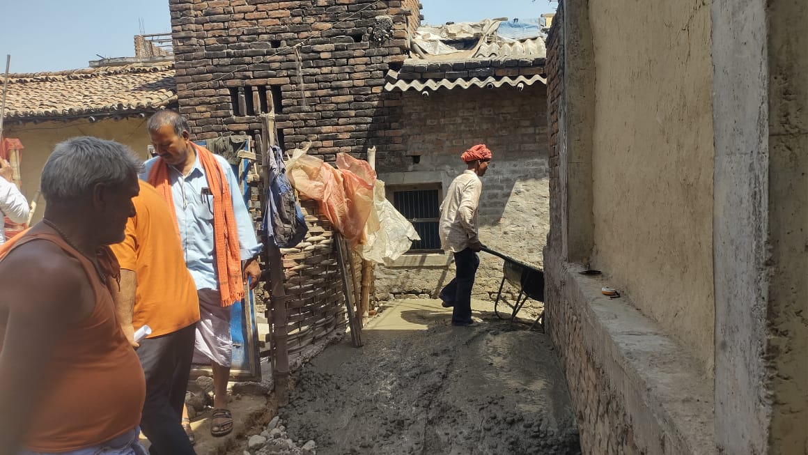 परोहा–६ बसन्तपट्ठीमा वडाअध्यक्ष कुर्मीद्घारा ढलानको कार्य धमाधम हुदै ।