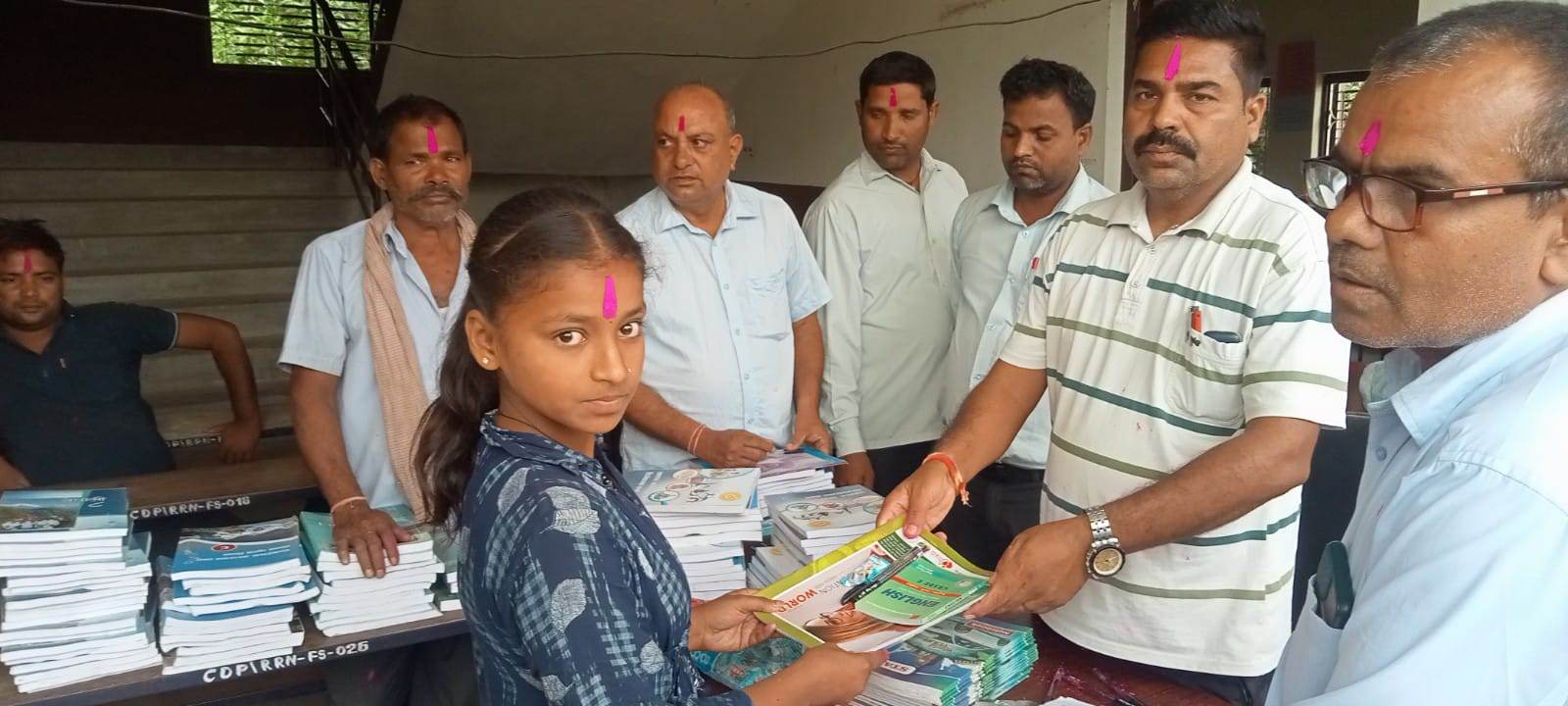 श्री आधारभुत विद्यालय इनर्वा ‘क’ का विद्यार्थीहरूलाई पुरस्कार तथा पाठ्यपुस्तक वितरण ।