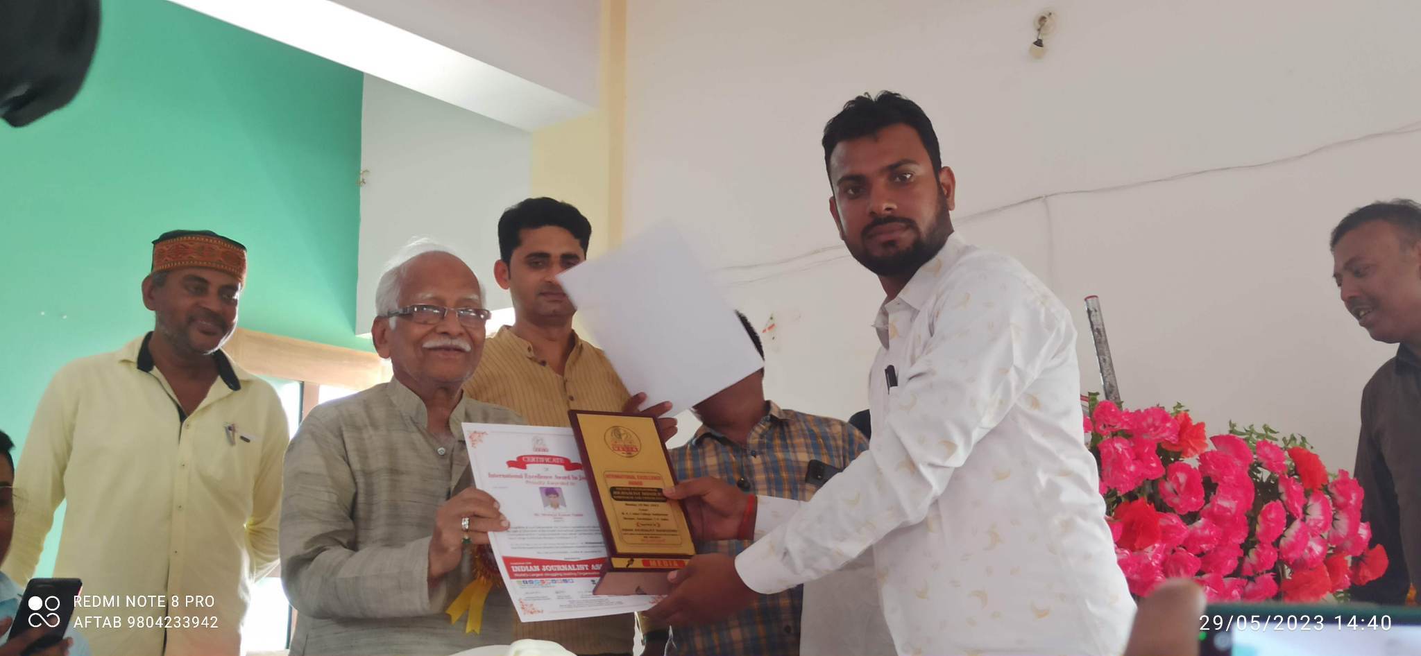 पत्रकार मेवालाल यादव प्रमाणपत्र र शिल्डबाट भारतमा सम्मानित ।