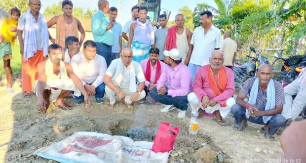 महोत्तरीको मंगलनाथ महादेव मन्दिर जाने बाटोमा कालोपत्रेको सिलान्यास ।