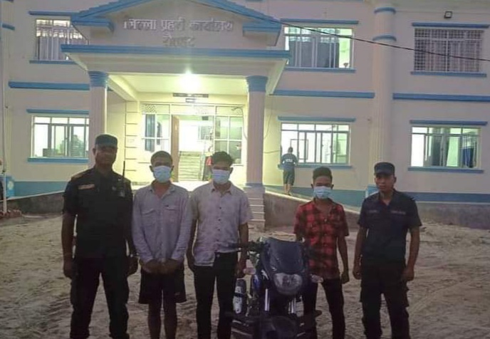रौतहटमा सरकारी नम्बरको मोटरसाईकल चोरी गर्ने ३ जना पक्राउ ।