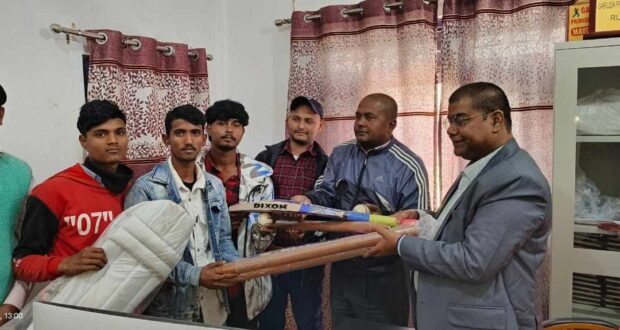 गरुडा नपाका नगरप्रमुख जैसवालद्वारा खेलाडीहरूलाई खेल सामग्री वितरण