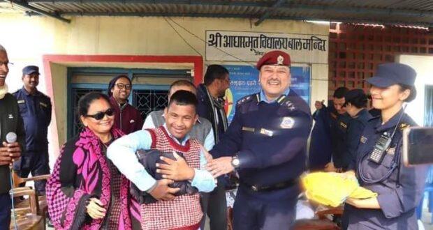 जिल्ला प्रहरी कार्यालय द्वारा बालमन्दिरका विद्यार्थीलाई न्यानो कपडा वितरण ।
