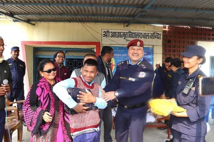जिल्ला प्रहरी कार्यालय द्वारा बालमन्दिरका विद्यार्थीलाई न्यानो कपडा वितरण ।
