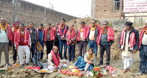 ईशनाथ नपाको श्री जनता मा वि औरैयामा नगर प्रमुख कौशल्या देवीद्वारा चार कोठे भवनको शिलान्यास ।