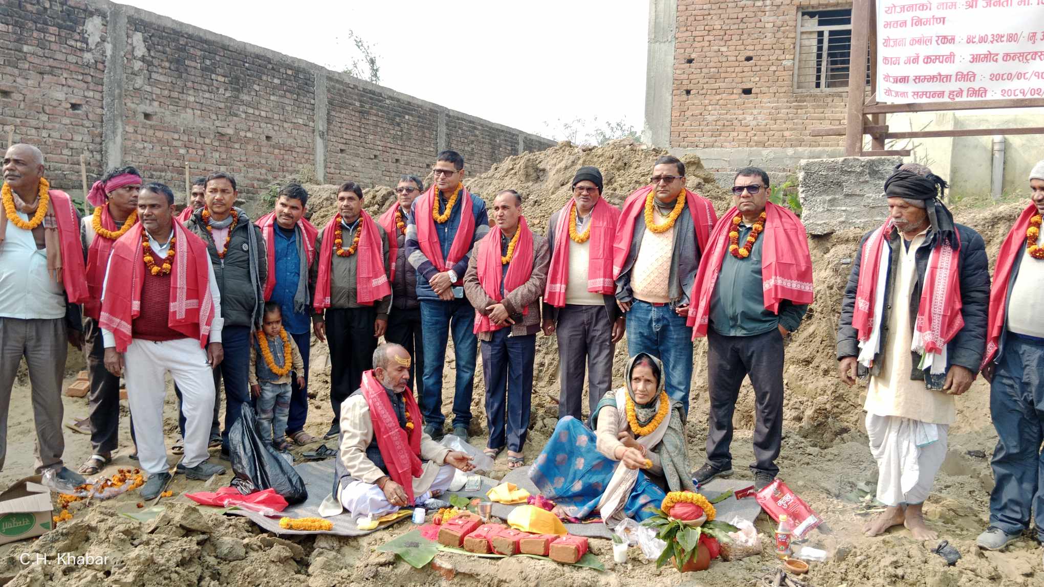 ईशनाथ नपाको श्री जनता मा वि औरैयामा नगर प्रमुख कौशल्या देवीद्वारा चार कोठे भवनको शिलान्यास ।